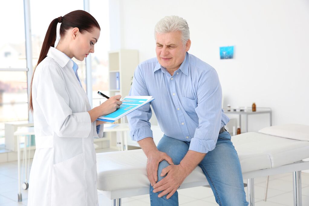 Un medico prescrive un ciclo di trattamento a un paziente affetto da artrosi dell'articolazione del ginocchio