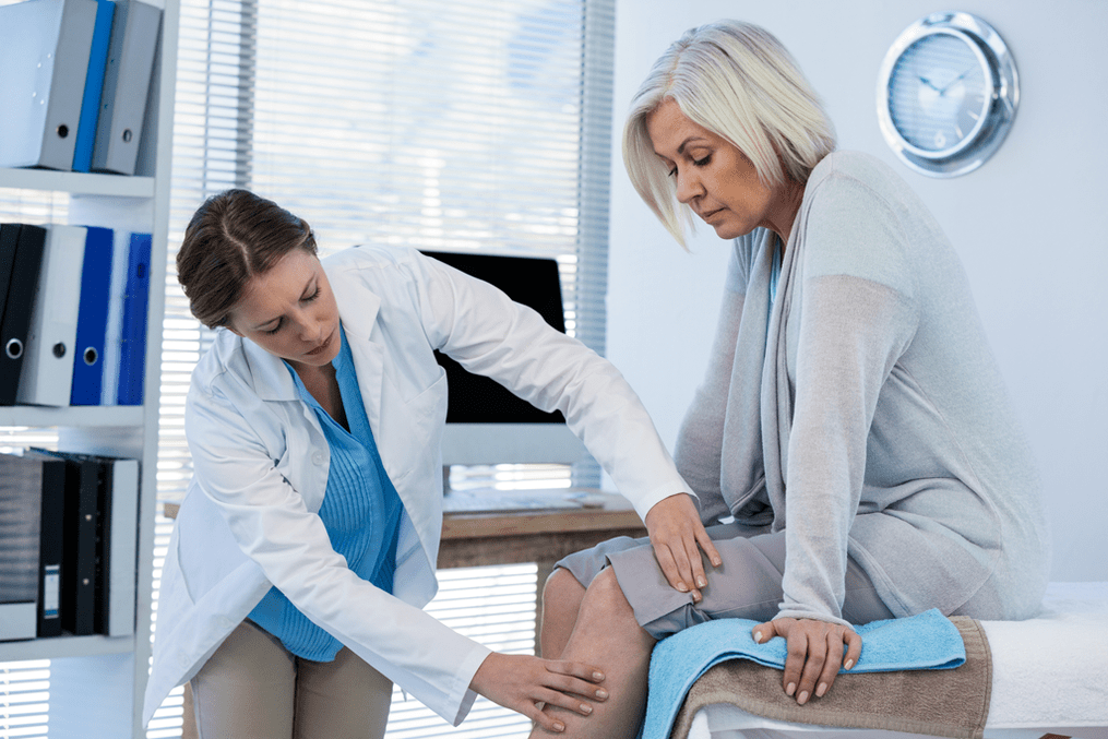 Un paziente con artrosi che necessita di terapia viene visitato da un medico